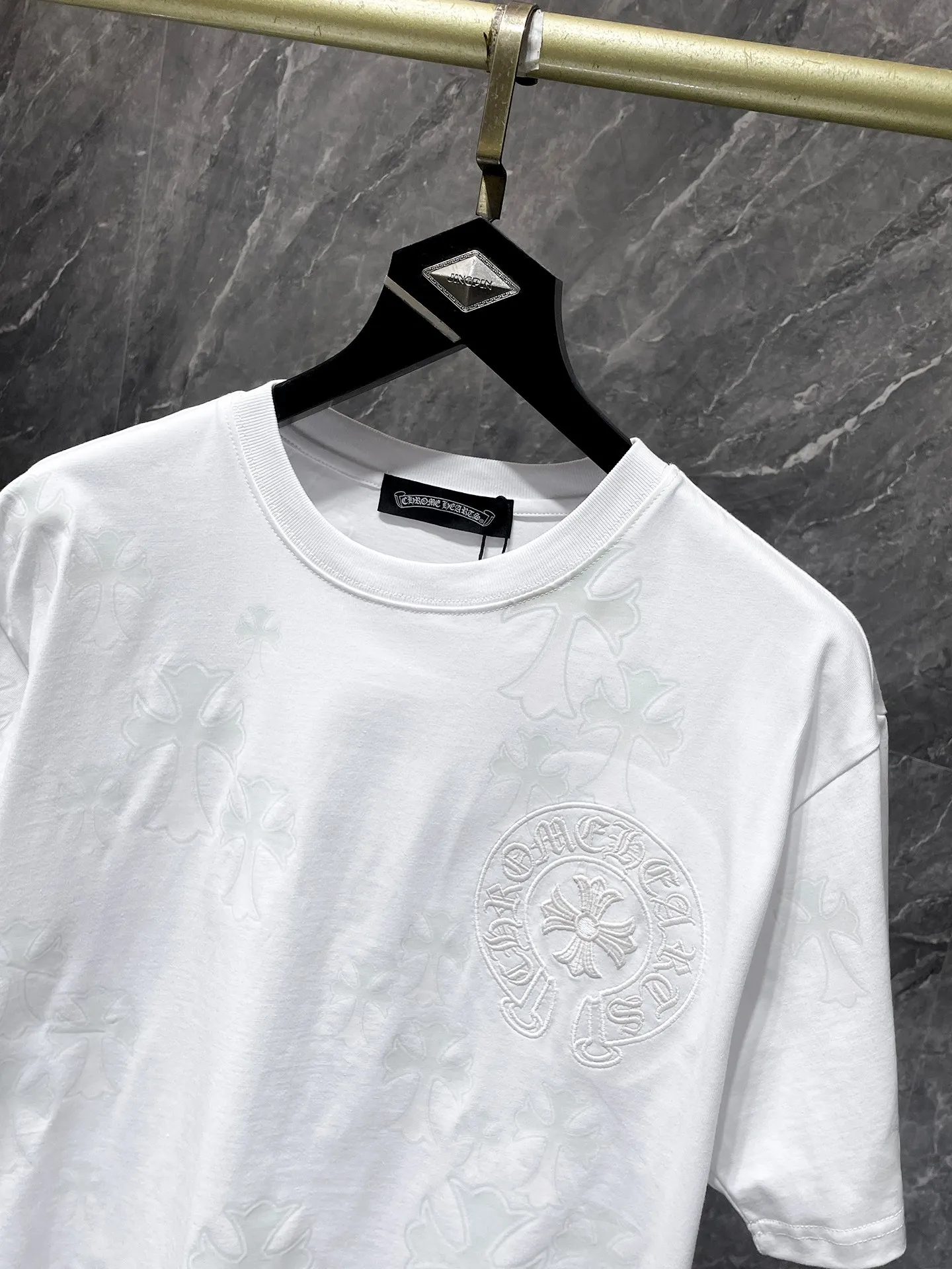 P180 New Chrome Hearts 25ss for summer. High-weight, environmentally friendly and high-quality top-grade fabric. 280g Chrome Hearts new design light-sensitive color-changing cross short-sleeves. Counter synchronization. Re-engraved version 1:1. Recommended color: white. Size: S, M, L, XL.